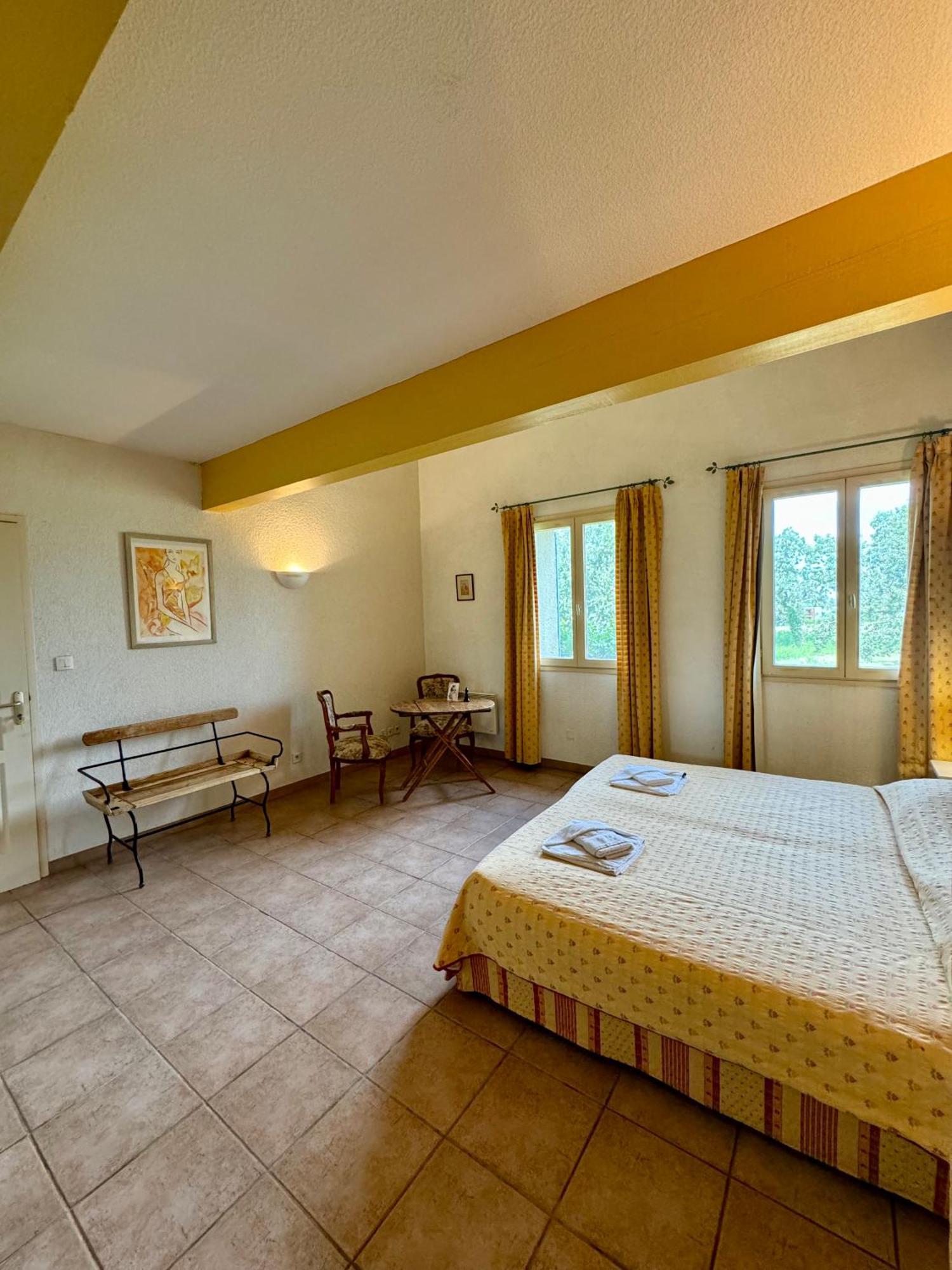 Mas Du Grand Peloux Hotel Port-Saint-Louis-du-Rhône Værelse billede