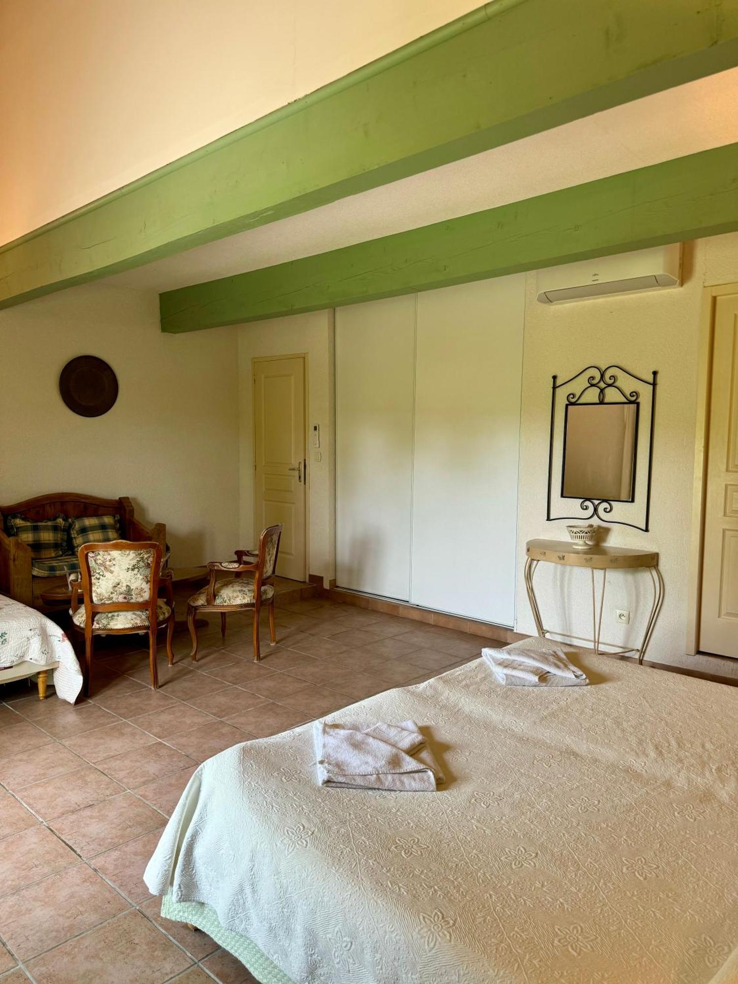 Mas Du Grand Peloux Hotel Port-Saint-Louis-du-Rhône Værelse billede